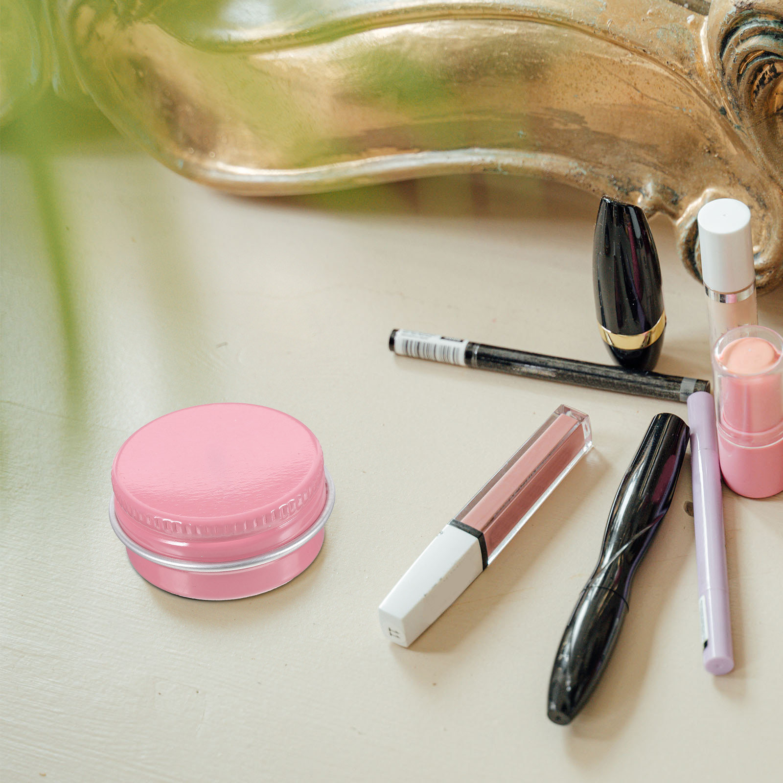8個入り、小型の円形アルミ製容器。ねじ式の蓋で密閉でき、化粧 - Lip Balm のレビューと価格